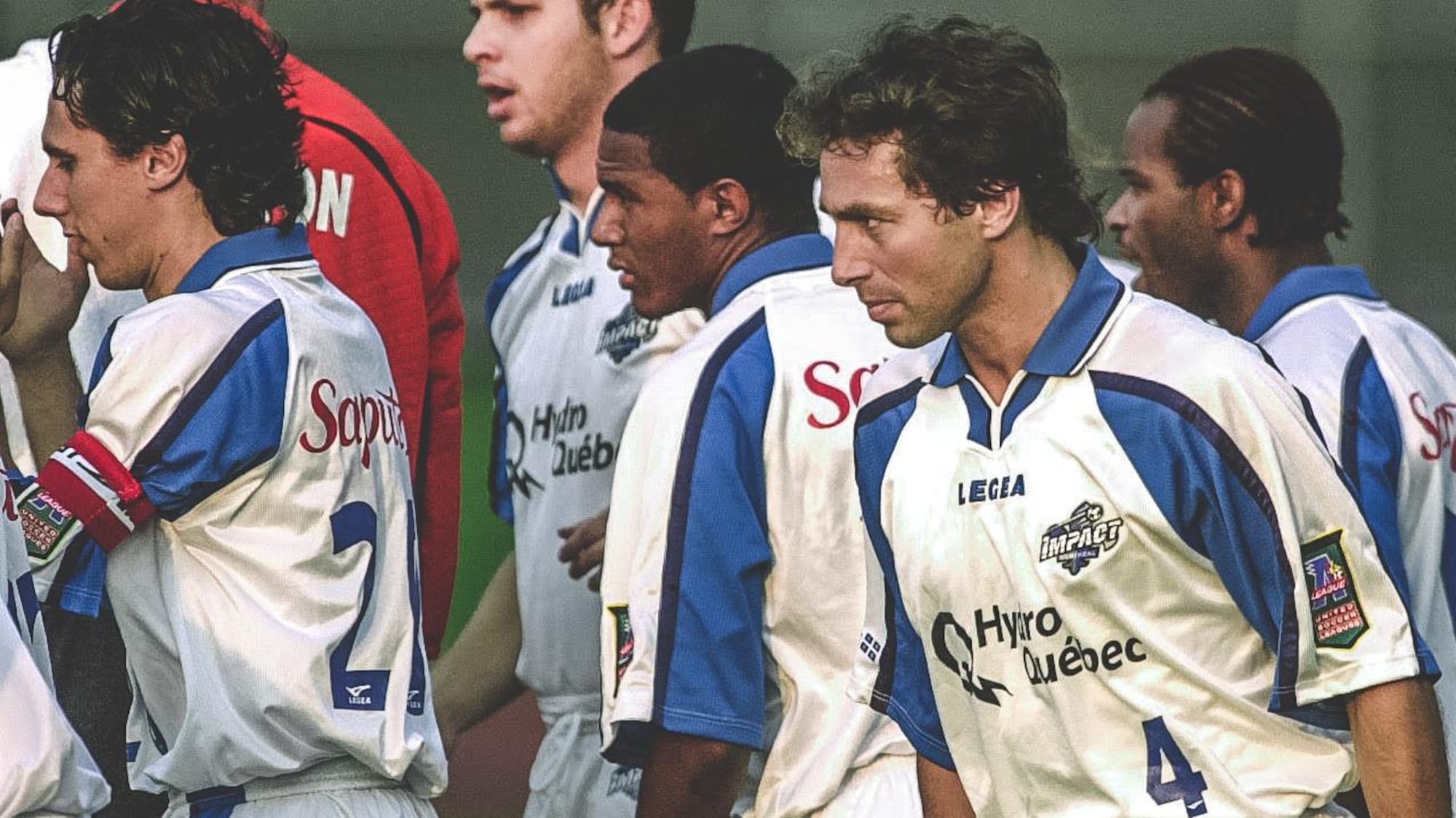Nick De Santis (no 4) avec quelques coéquipiers, dont Mauro Biello (gauche) et Patrice Bernier (centre), en 2002