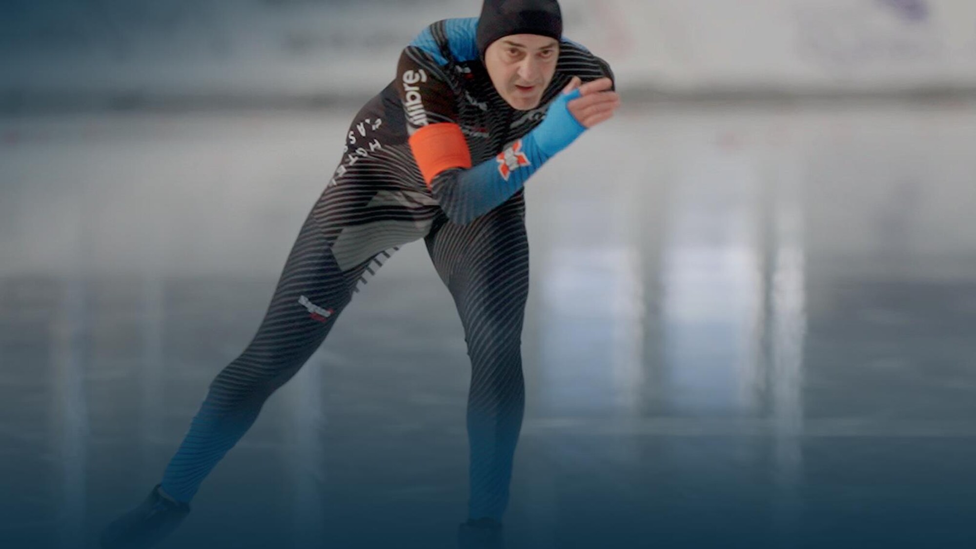 Un patineur de vitesse sur longue piste dans une ligne droite