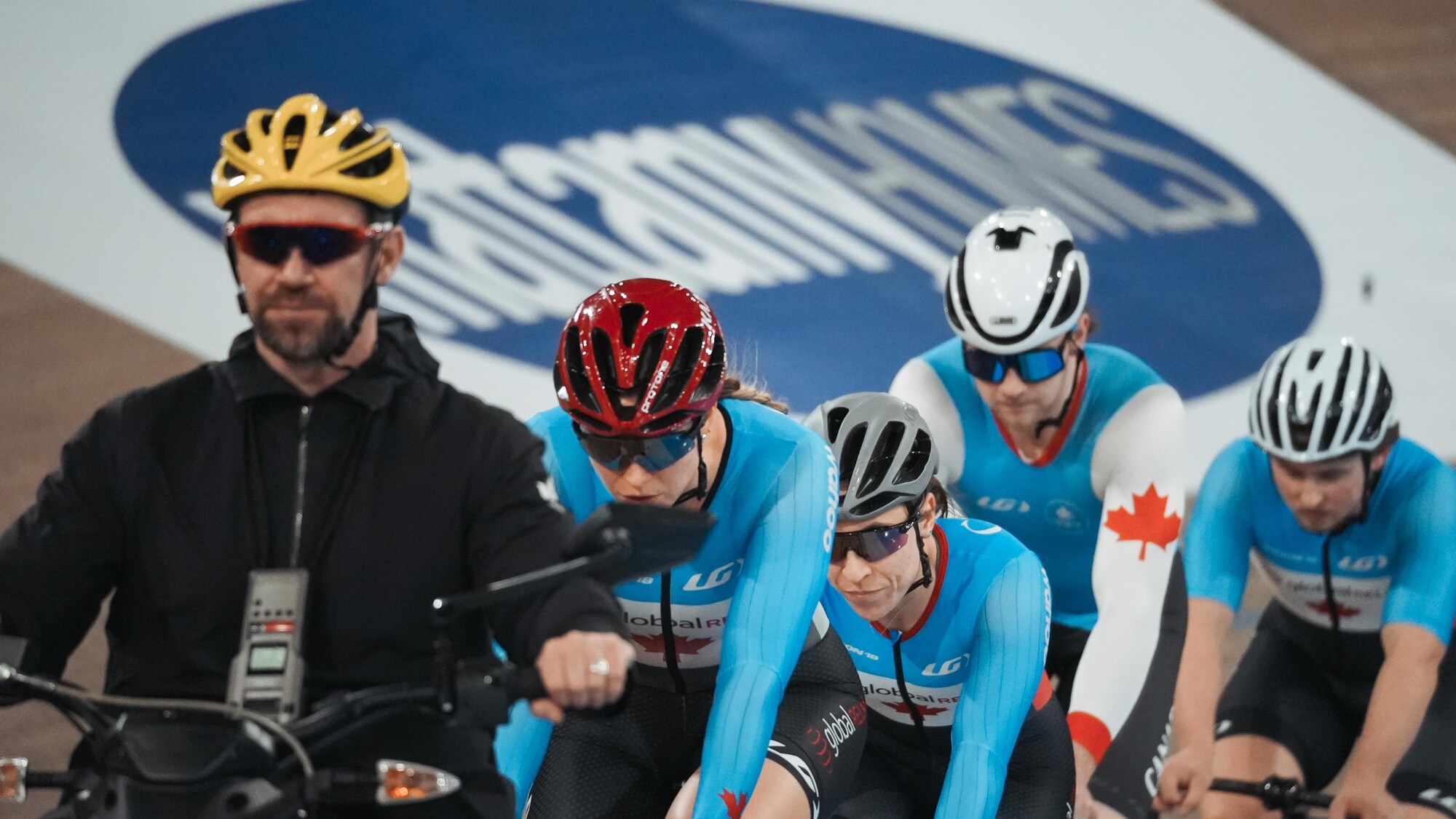 Des cyclistes en ligne pendant un entraînement