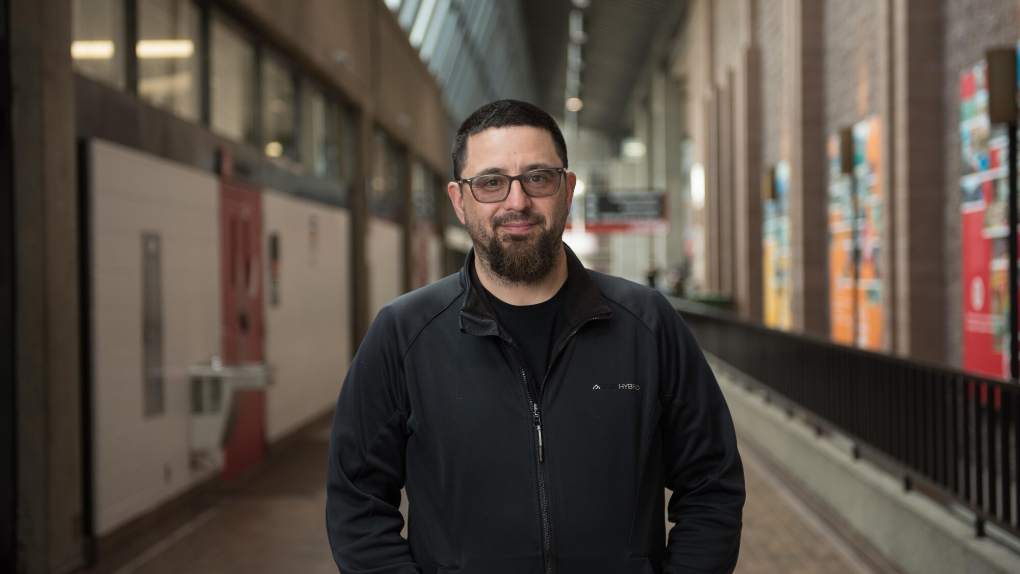 Un homme dans le corridor d'un complexe sportif