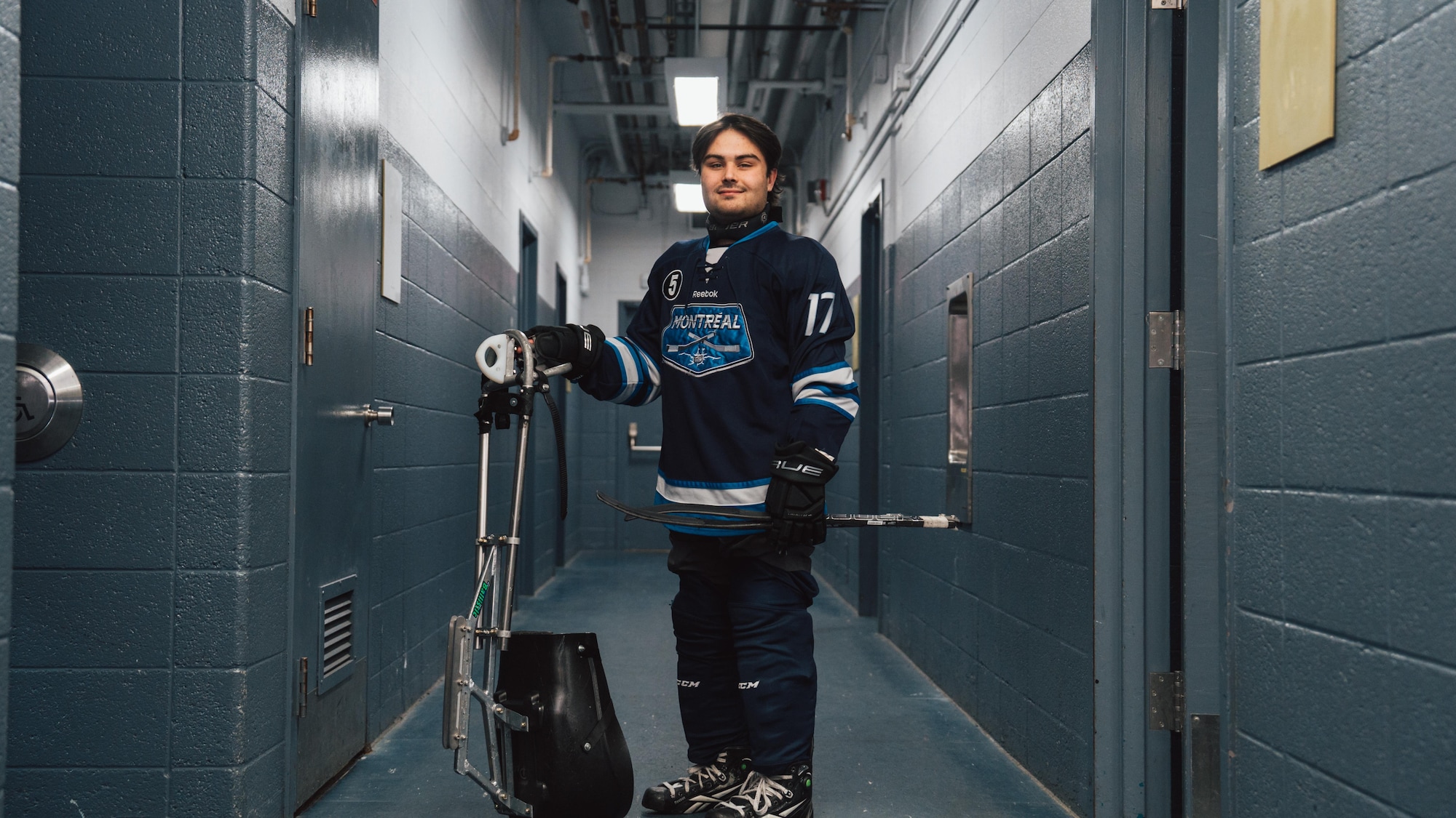 Un joueur de hockey dans le couloir d'un aréna
