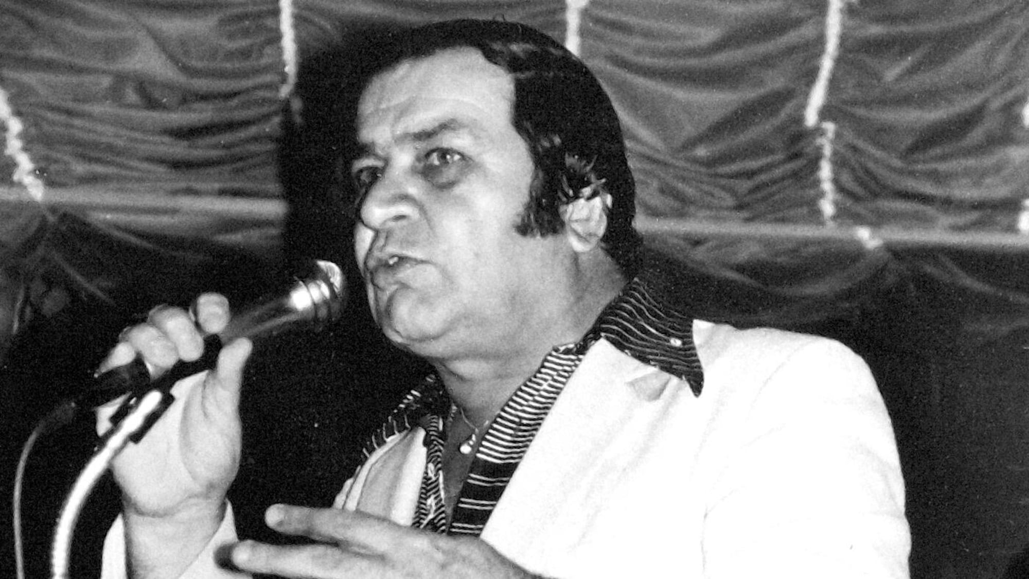 Régis Lévesque parle au micro.