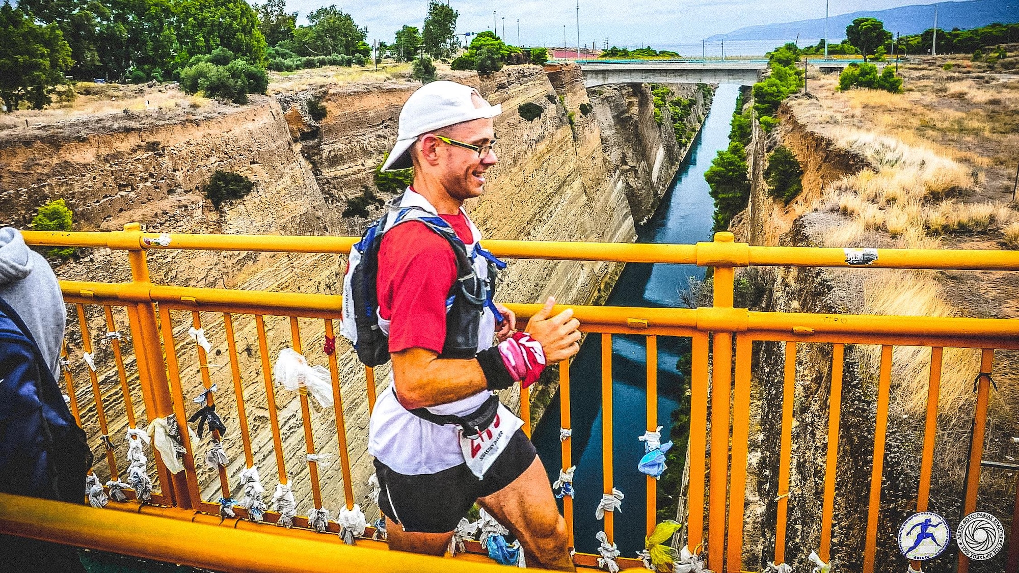 Sébastien Roulier passe sur un pont en courant.