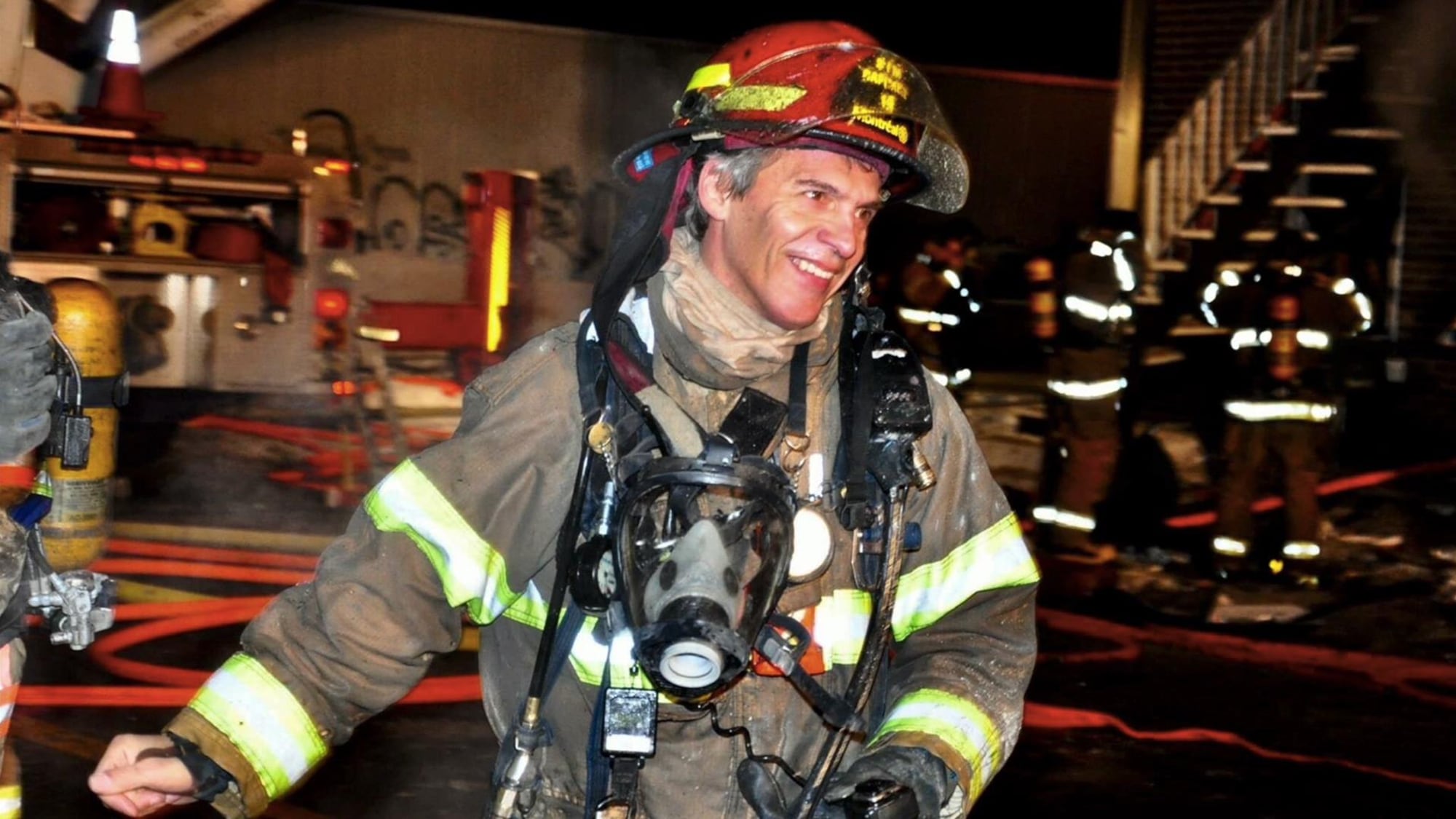 Un pompier sourit.