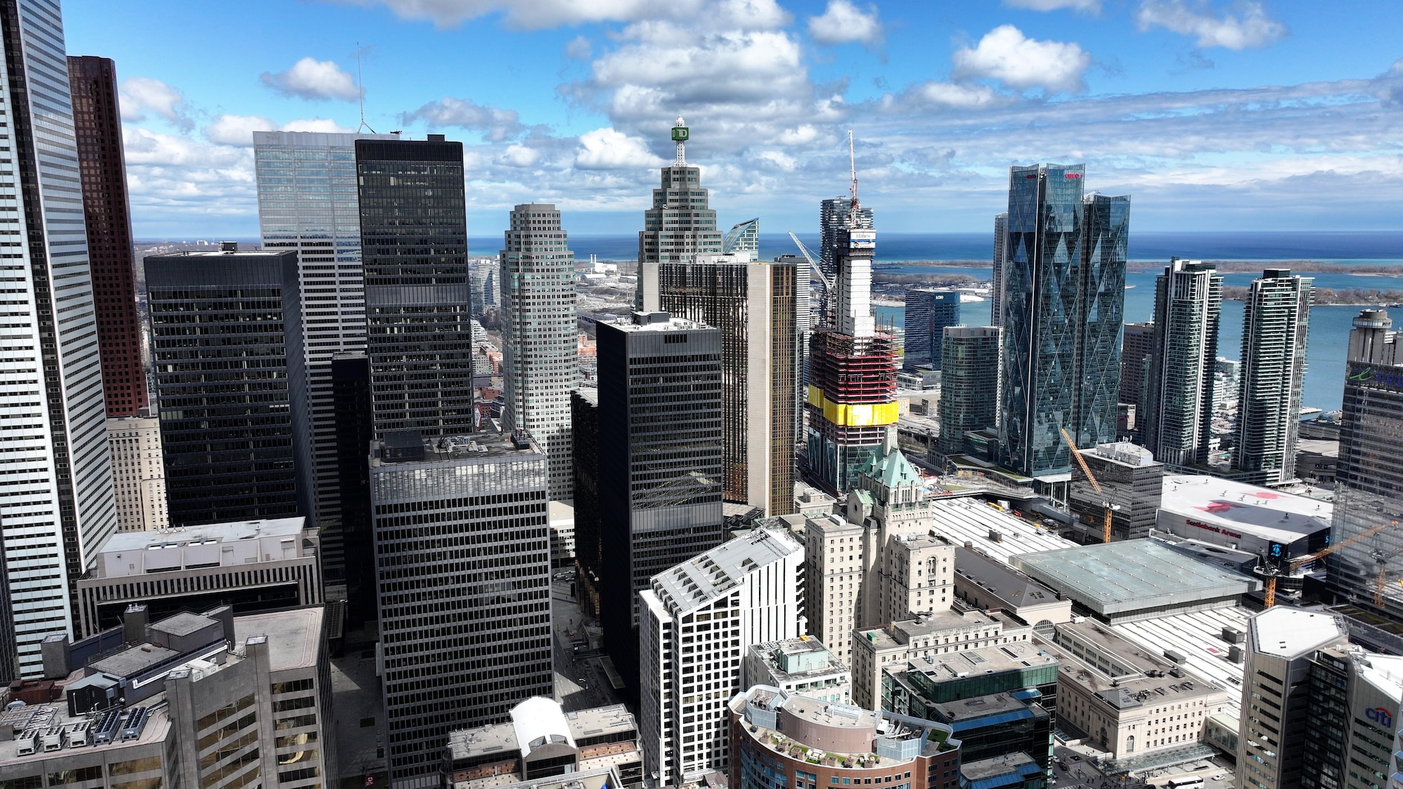 Images aériennes des édifices du centre-ville de Toronto, des immeubles de copropriété et des tours de bureaux.