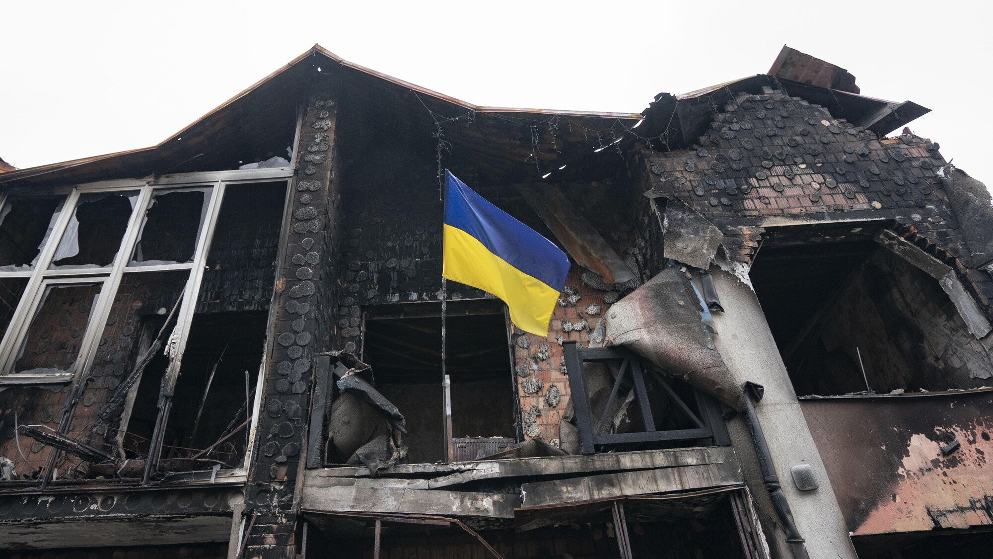 Un drapeau ukrainien dans un bâtiment en ruines.