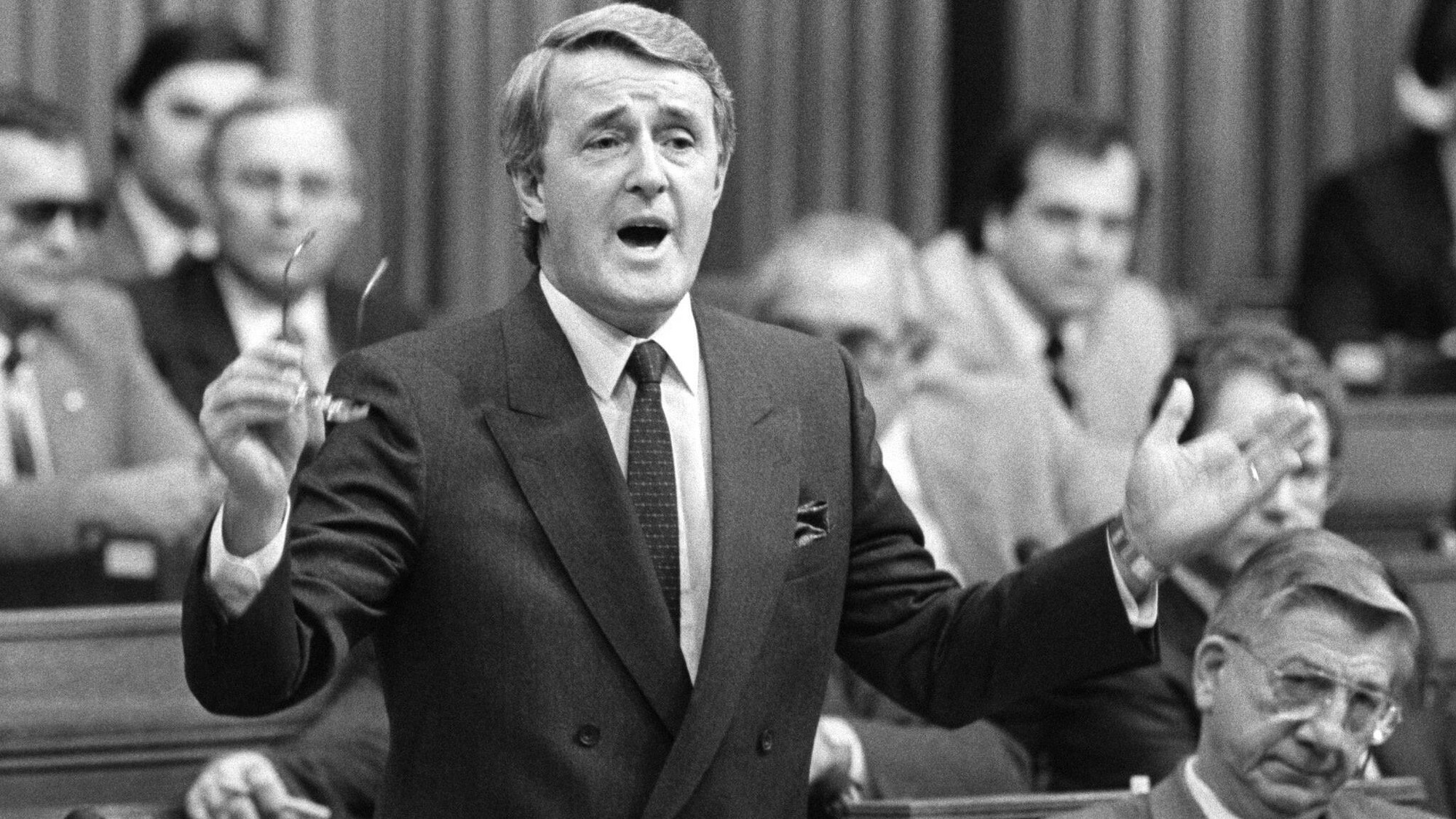 Premier Ministre Brian Mulroney répond aux questions à la chambre des communes le 27 novembre 1984.