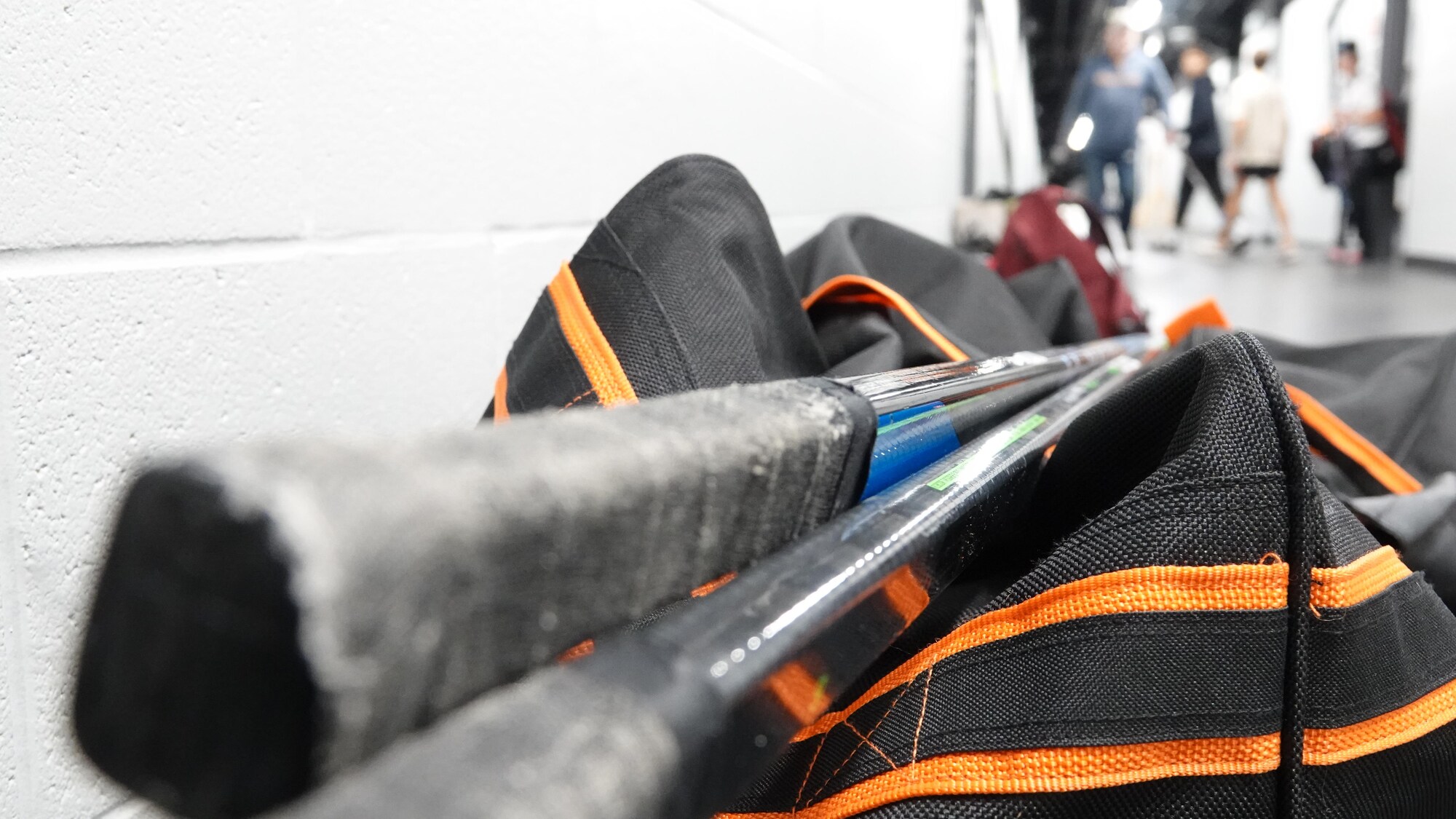 Un équipement de hockey dans un aréna.