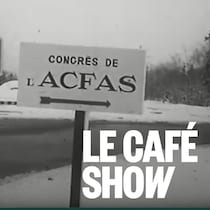 Dans un paysage d'hiver on voit deux panneaux. Un signale un arrêt sur la route et l'autre le Congrès de l'Acfas tenu en 1963.
