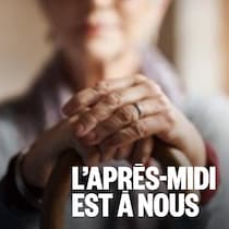 Une personne âgée dépose ses mains sur sa canne.