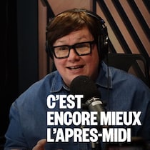 Une femme assise dans un studio radio.