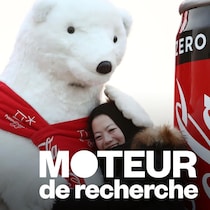 L'ours, mascotte de Coca-Cola, donne une accolade à une femme.