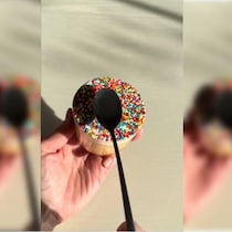 Une cuillère et le dot cake.