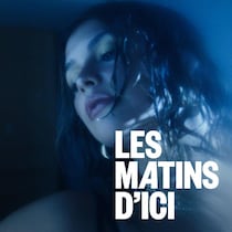 Portrait d'une femme qui regarde vers la gauche avec un air mélancolique.
