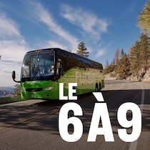 Un autocar vert avec le logo de FlixBus roule sur une route pittoresque.