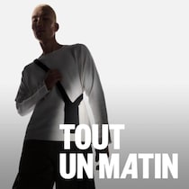 Deux personnes, une avec un étui à cellulaire autour du coup, et une avec l'étui au bras.