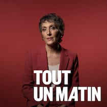 Julie Drolet assise devant la caméra.
