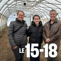 Le couple pose avec une jeune fille dans l'une de leur serre.