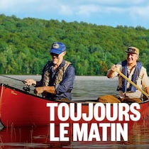 les auteurs Fabien Cloutier et Jean-Philippe Leclerc dans une embarcation sur l'eau.