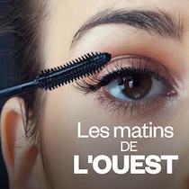 Une jeune femme se fait maquiller.