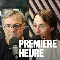 Deux hommes assis dans un studio radio.