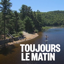 Des gens en planche à pagaie dans le parc national de la Mauricie.