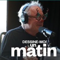 Un homme avec des lunettes de Noël.