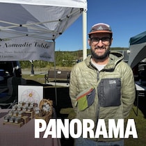 Hippolyte Delcher devant son kiosque au marché Firewind à Whitehorse le 3 septembre 2026.