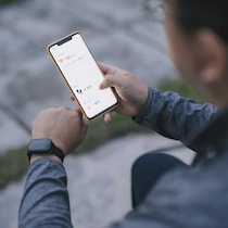 Photo de quelqu'un qui regarde ses statistiques sportives sur son téléphone.