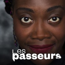 La jeune femme sourit en regardant devant elle.