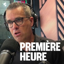 Un homme assis dans un studio radio.