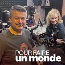 Deux personnes assises en studio au cours d'une entrevue à la radio.