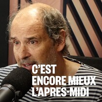 Un homme assis dans un studio radio.