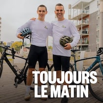 Deux cyclistes devant leur vélo sourient à la caméra.