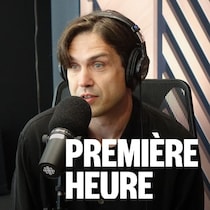Un homme assis dans un studio radio.