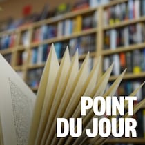 un livre ouvert avec une bibliothèque de livres en arrière plan.