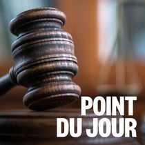 un marteau judiciaire en bois.
