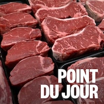 De la viande rouge en vente au supermarché.
