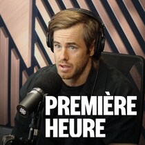 Un homme assis dans un studio radio.