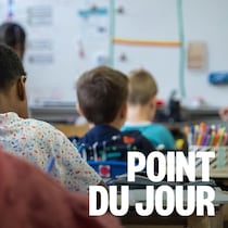 Des élèves assis à leur bureau en classe.