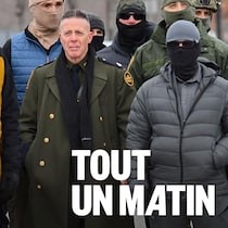 Des agents de l'ICE camouflés et accompagnés de l'ex-commandant Greg Bovino.