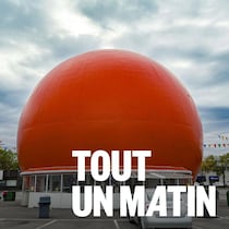 Le casse-croute Gibeau Orange Julep entouré de son stationnement.