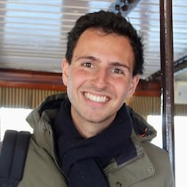 Samuel Fitoussi sourit devant la caméra.