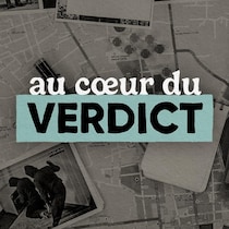 Des piles de journaux et de documents judiciaires étalés.