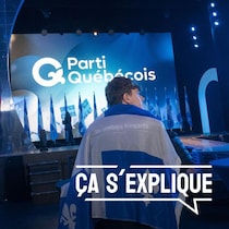 Un jeune porte le drapeau du Québec sur ses épaules dans la soirée électorale officielle du Parti Québécois.