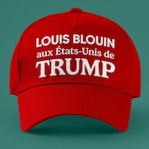 Une casquette rouge style MAGA avec l'inscription « Louis Blouin aux États-Unis de Trump ».