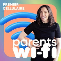 Portrait de l'animatrice sur un fond avec un logo de wifi.