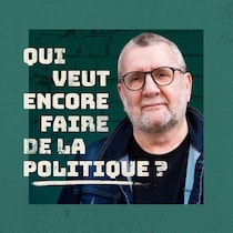 Régis Labeaume regarde l'objectif.