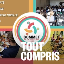 Le logo du sommet de la jeunesse de l'Association jeunesse fransaskoise et 4 images autour. La première, une liste d'activités écrites, la deuxième, un auditoire de jeunes, la troisième, un jeune qui remplit une assiette, la quatrième, des jeunes en fauteuil roulant, jouant au basketball.