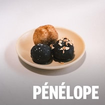 Des desserts en forme de boules dans un bol.